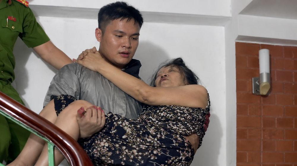 Cháy nhà ba tầng ở Hà Nội, cảnh sát kịp thời giải cứu ba người, trong đó có một cụ bà khỏi căn nhà đang bốc cháy.