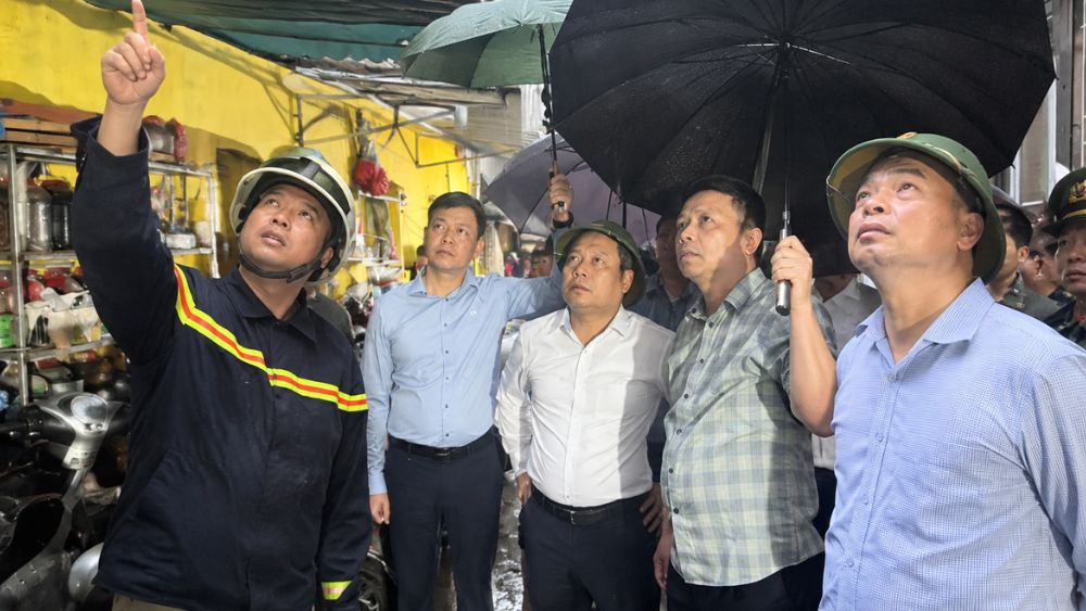 Cháy nhà lúc rạng sáng ở Hà Nội khiến 5 người tử vong. Chủ tịch UBND TP Hà Nội có mặt tại hiện trường, chỉ đạo khắc phục hậu quả.