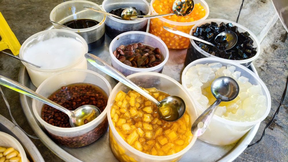 Chị bán chè ở Hội An gây bất ngờ khi có thể giao tiếp bằng 5 ngoại ngữ, tạo ấn tượng với nhiều du khách.