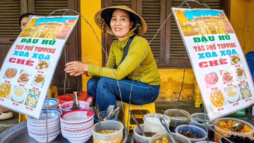 Chị bán chè ở Hội An gây bất ngờ khi có thể giao tiếp bằng 5 ngoại ngữ, tạo ấn tượng với nhiều du khách.