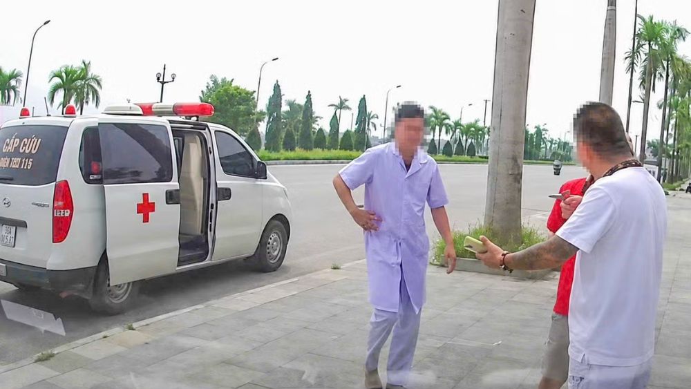 Vụ chở bệnh nhân 16km ở Thanh Hóa thu 9,5 triệu đồng đặt ra nhiều câu hỏi về quản lý dịch vụ vận chuyển và thuốc ngoài bệnh viện.