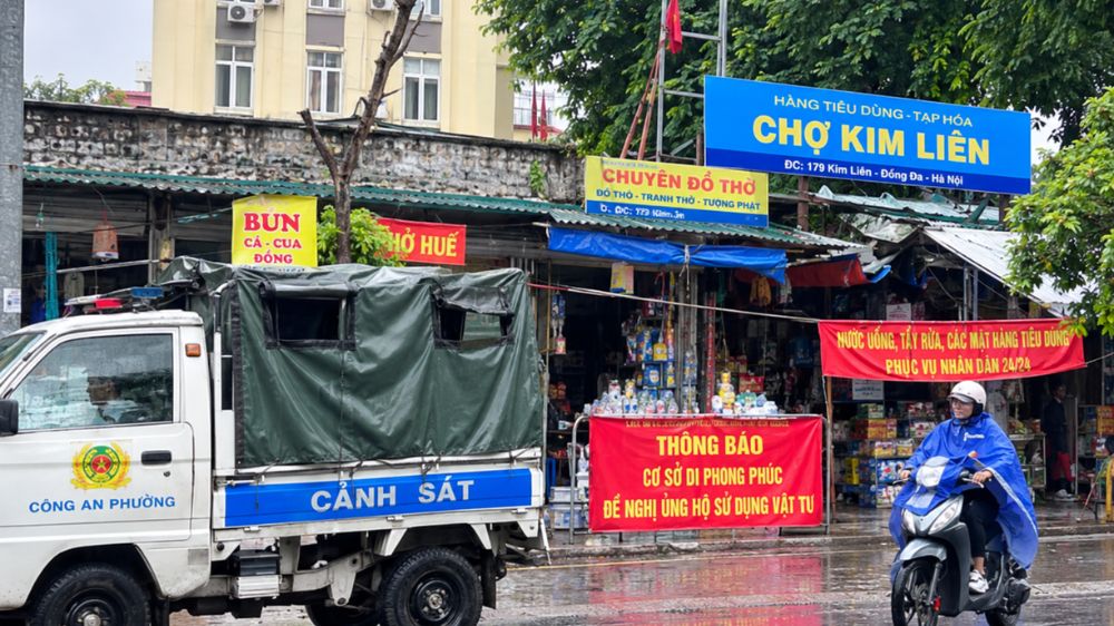 Chợ Kim Liên ở Hà Nội bị đình chỉ hoạt động từ ngày 14/9 để khắc phục các tồn tại về an toàn PCCC. Xem chi tiết lý do.