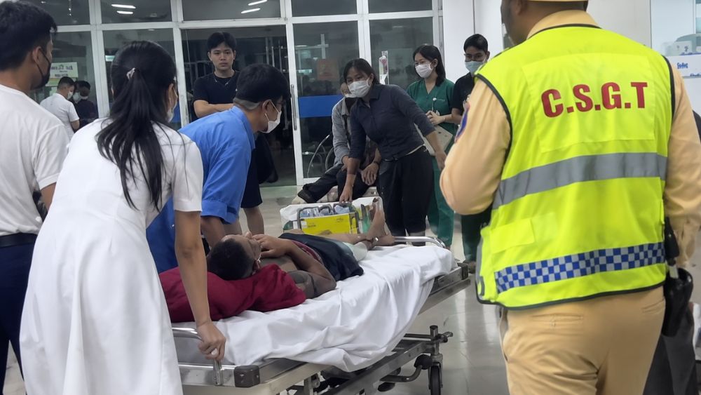 CSGT Nghệ An dùng xe chuyên dụng mở đường, giúp đưa cụ ông bị thương nặng do rơi từ tầng 2 đến bệnh viện kịp thời.