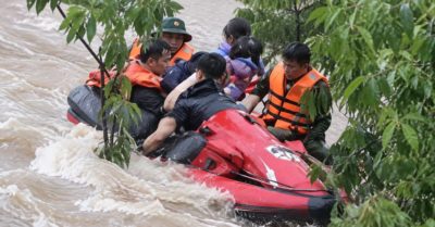 Lực lượng cứu hộ Tỉnh Lâm Đồng đưa người mắc kẹt giữa dòng lũ vào bờ