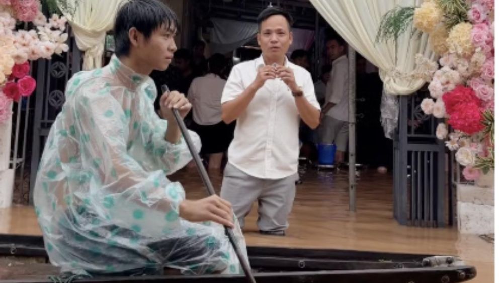 Nước lũ Quảng Trị dâng khoảng 40cm, người dân phải di chuyển bằng thuyền khi nhiều khu vực ngập sâu, giao thông gặp khó khăn.