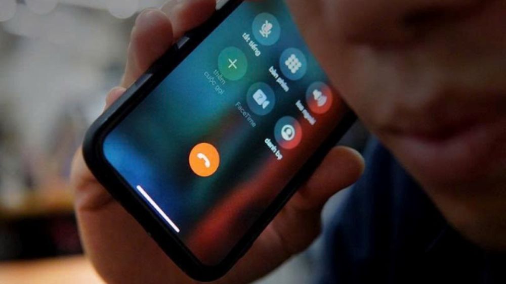 Những dấu hiệu cho thấy điện thoại có thể bị nghe lén như pin hao nhanh, tiếng động lạ, dữ liệu tăng bất thường và hoạt động khác thường.