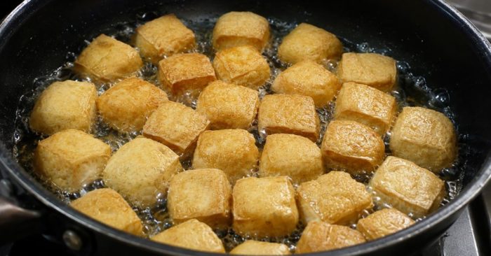 Ăn đậu phụ thường xuyên có thể mang lại 5 lợi ích cho sức khỏe, từ hỗ trợ cơ bắp, xương đến tim mạch và kiểm soát cân nặng.