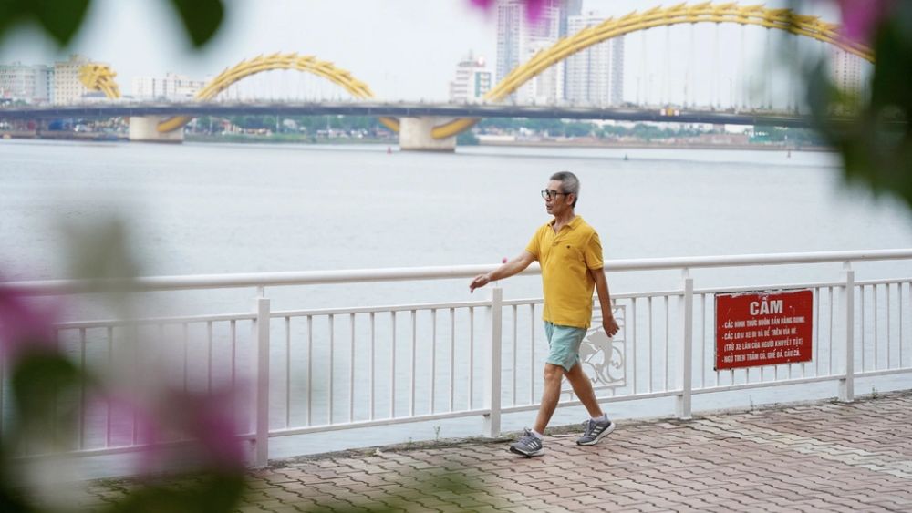 Đi bộ nhiều có làm khớp gối mòn nhanh hơn? Tìm hiểu những tác động của việc đi bộ đến sức khỏe khớp gối.