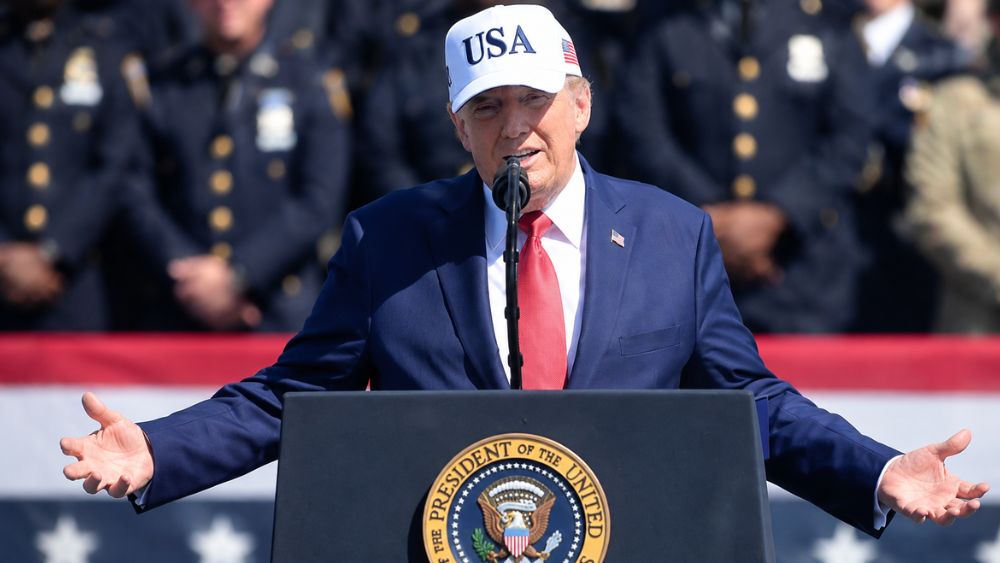 Ông Trump kể từng được hai lính cứu hỏa nhấc bổng đưa đến nơi an toàn sau vụ khủng bố 11-9, nhưng câu chuyện gây tranh cãi.