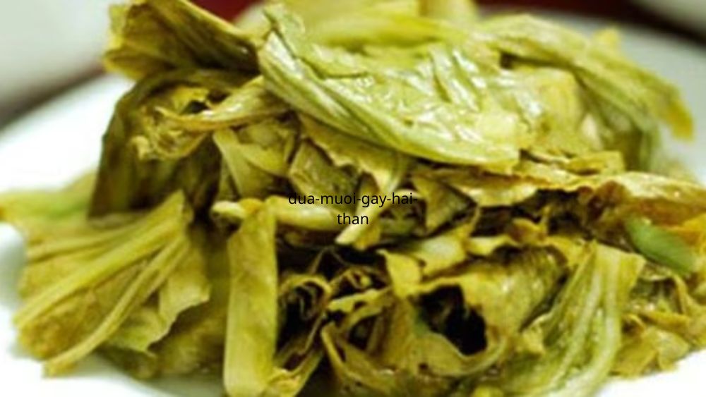 Dưa muối là món ăn quen thuộc nhưng ăn nhiều, thường xuyên có thể nạp quá nhiều muối, ảnh hưởng đến thận và sức khỏe.