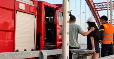 Công an Hải Phòng kịp thời ngăn người phụ nữ nhảy cầu Hoàng Văn Thụ