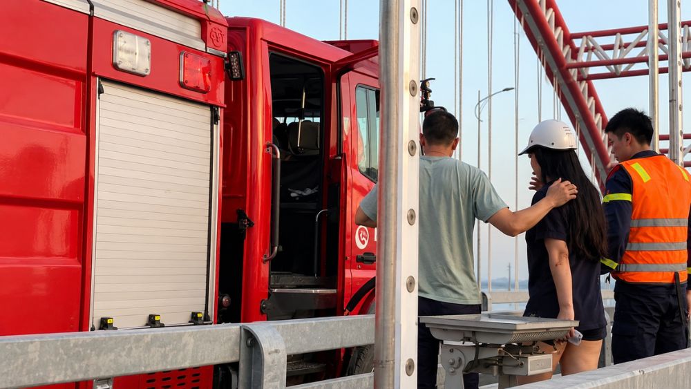 Công an Hải Phòng kịp thời giải cứu người phụ nữ có ý định nhảy cầu Hoàng Văn Thụ, đưa người này đến nơi an toàn.