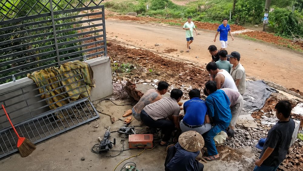 Tháo dỡ cổng nhà dân ở Lâm Đồng, người đàn ông tử vong sau khi bị trụ bê tông đổ đè. Chi tiết vụ tai nạn đang được làm rõ.