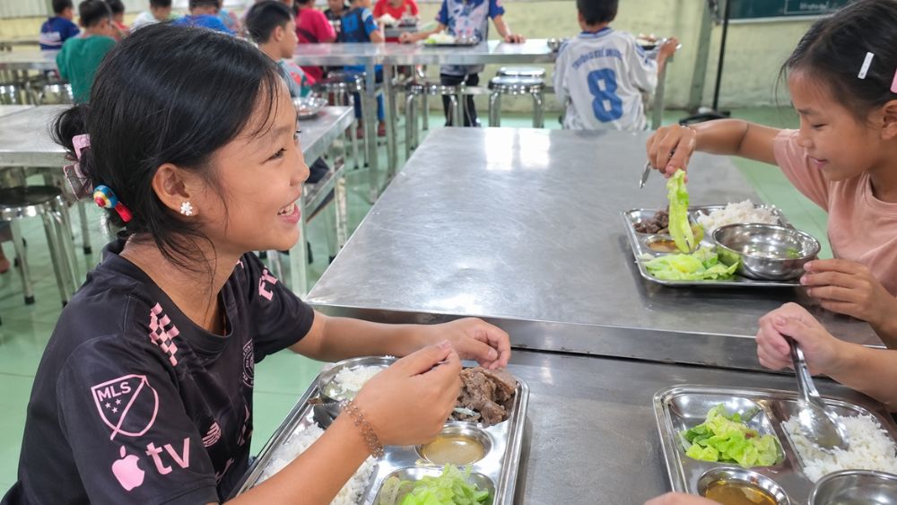 Bữa cơm bán trú đầu tiên của học sinh lớp 6 ở Mường Lý, Thanh Hóa với thịt, rau, canh, mang đến niềm vui và sự yên tâm khi xa nhà.