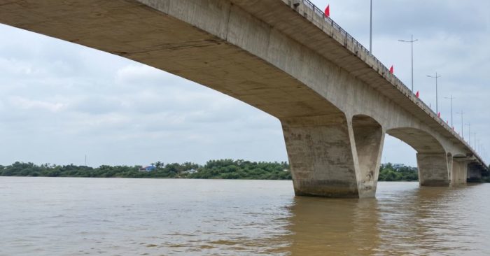 Tìm kiếm người phụ nữ nghi nhảy cầu Nguyệt Viên sau khi xe máy và đồ dùng cá nhân được phát hiện bỏ lại trên cầu.