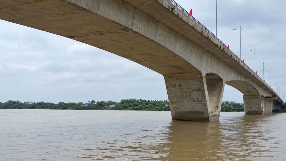 Tìm kiếm người phụ nữ nghi nhảy cầu Nguyệt Viên sau khi xe máy và đồ dùng cá nhân được phát hiện bỏ lại trên cầu.