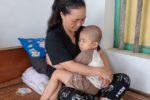 Hai con cùng bệnh nặng, cha mẹ nghèo hết khả năng xoay xở viện phí