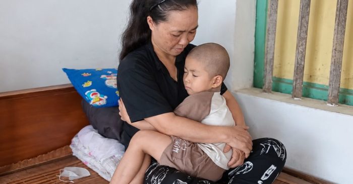 Gia đình nghèo có hai con mắc bệnh nặng, chi phí điều trị ngày càng vượt khả năng. Câu chuyện cần sự chung tay giúp đỡ.