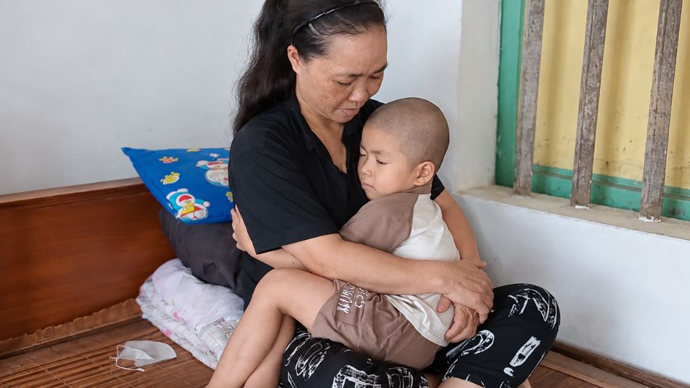 Gia đình nghèo có hai con mắc bệnh nặng, chi phí điều trị ngày càng vượt khả năng. Câu chuyện cần sự chung tay giúp đỡ.