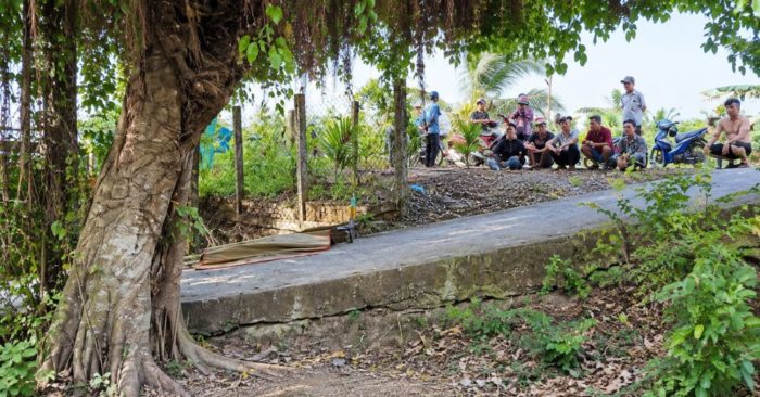 Người đàn ông tử vong sau khi cự cãi với bạn nhậu ở Đồng Tháp. Công an đang điều tra nguyên nhân vụ việc, thu hút sự chú ý.