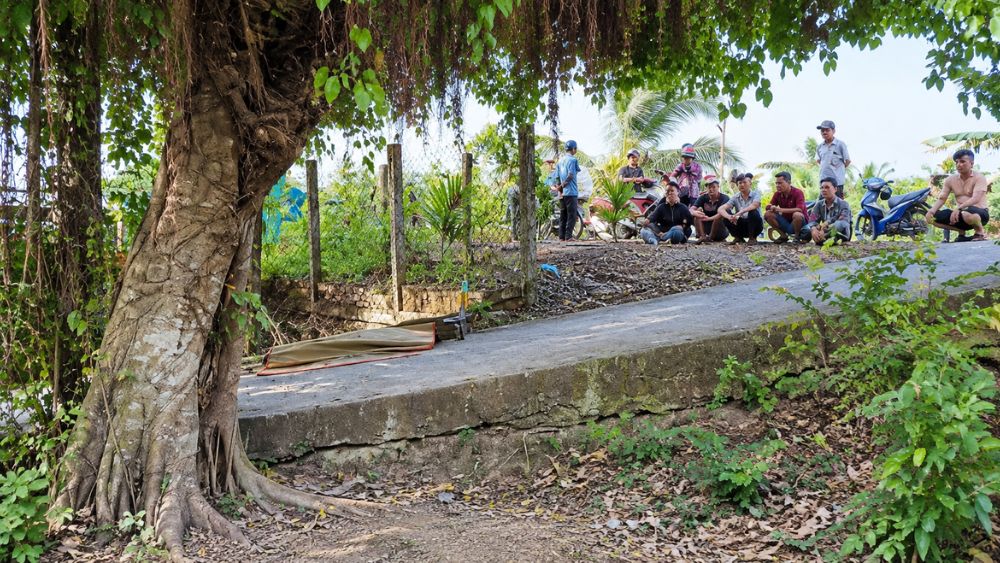 Người đàn ông tử vong sau khi cự cãi với bạn nhậu ở Đồng Tháp. Công an đang điều tra nguyên nhân vụ việc, thu hút sự chú ý.