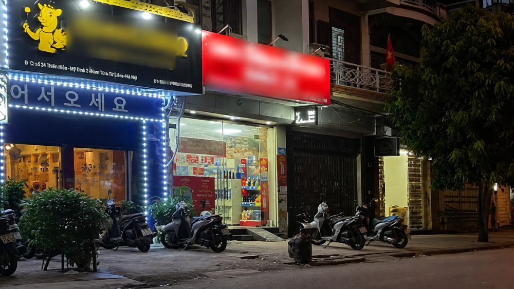Hải Phòng điều tra vụ nghi cướp cửa hàng tạp hóa trên phố Văn Cao, đối tượng bịt mặt khống chế nhân viên và lấy đi một số đồ vật.