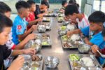 Học sinh lớp 6 Mường Lý ăn bữa cơm bán trú đầu tiên trong năm học