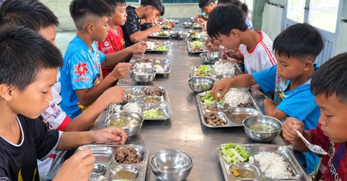 Bữa cơm bán trú đầu tiên của học sinh lớp 6 ở Mường Lý, Thanh Hóa với thịt, rau, canh, giúp các em yên tâm khi bắt đầu xa nhà.