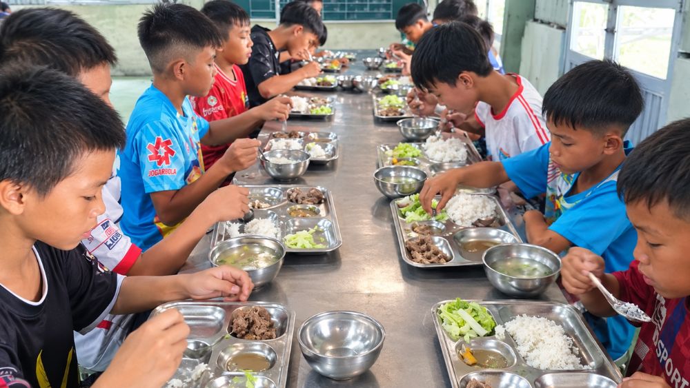 Bữa cơm bán trú đầu tiên của học sinh lớp 6 ở Mường Lý, Thanh Hóa với thịt, rau, canh, giúp các em yên tâm khi bắt đầu xa nhà.