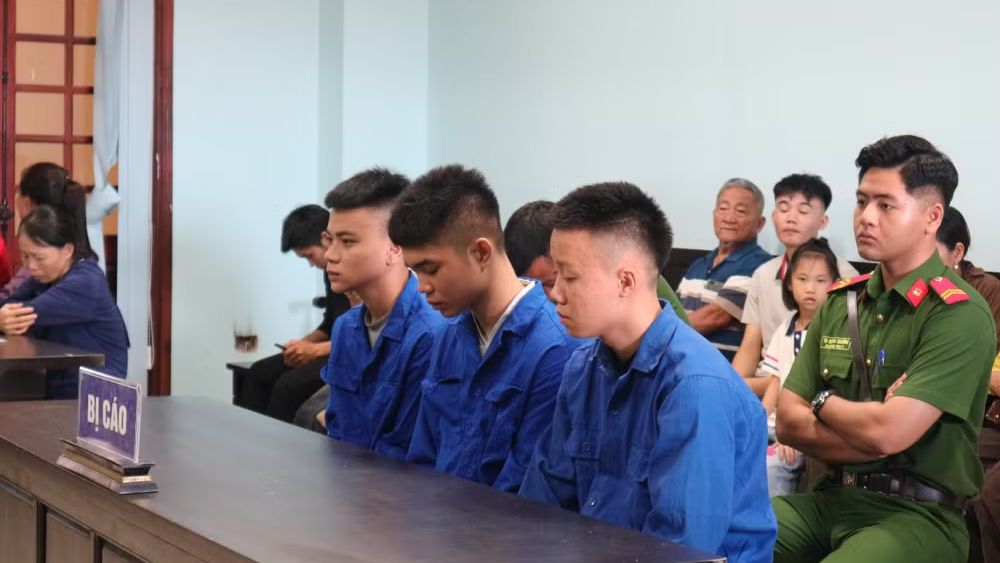 Ba bị cáo trong vụ truy đuổi khiến hai thiếu niên 16 tuổi tử vong tại Nghệ An vừa nhận mức án sau phiên tòa xét xử sơ thẩm.