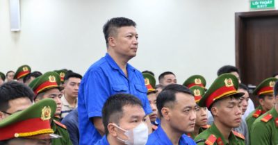 Túi quà và lời khai khác nhau tại phiên tòa