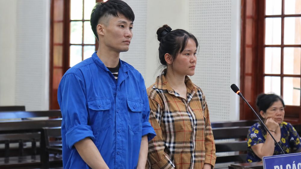Hám lợi 10 triệu đồng, Hồ Quang Anh vận chuyển hơn 3,7 kg ma túy và kéo bạn gái cùng tham gia, lĩnh án tù chung thân.