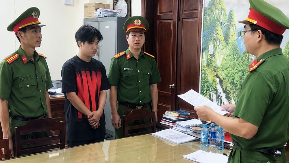 Công an Cần Thơ phát hiện kho thuốc lá điện tử trị giá hơn 700 triệu đồng, khởi tố và bắt tạm giam Nguyễn Văn Mạnh.