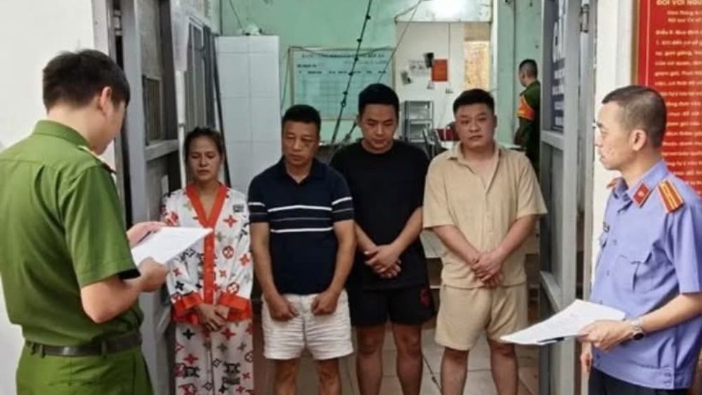 Khởi tố 6 người hành hung tài xế taxi ở Quảng Ninh, trong khi một nữ khách liên quan vụ việc đang bỏ trốn và bị truy tìm.