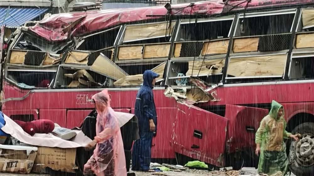 Vụ lật xe khách tại Gia Lai khiến 2 người tử vong, 5 người bị thương khi chiếc xe va chạm với xe máy rồi tiếp tục đâm vào taxi.