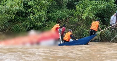 Ở Nghệ An thuyền qua sông gặp dòng lũ chảy xiết