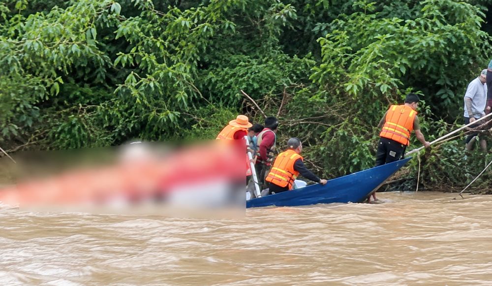 Lũ cuốn trôi thuyền trên sông ở Nghệ An, 10 người dân rơi xuống nước được lực lượng chức năng kịp thời ứng cứu, đưa lên bờ an toàn.