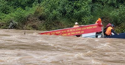 Cầu chưa xong, dân xã Yên Hòa liều mình vượt sông giữa lũ dữ