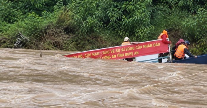 Lũ cuốn trôi thuyền chở người dân qua sông ở Nghệ An, 10 người được lực lượng chức năng kịp thời ứng cứu an toàn.