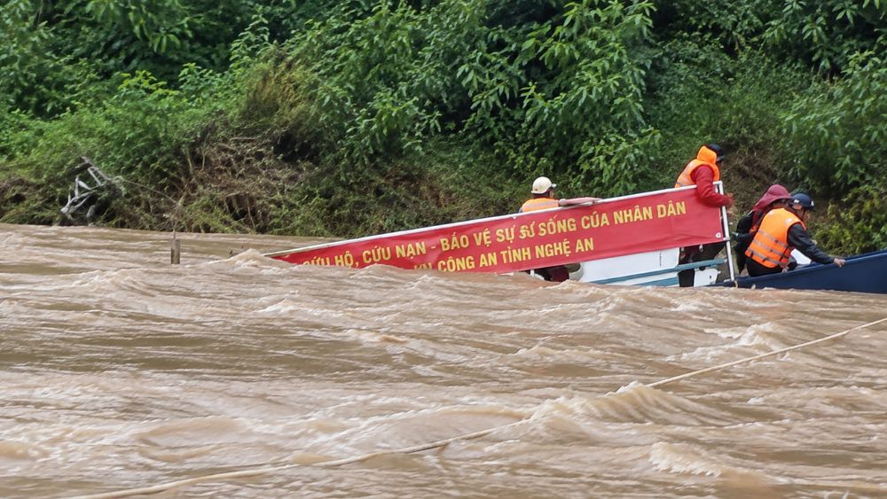 Lũ cuốn trôi thuyền chở người dân qua sông ở Nghệ An, 10 người được lực lượng chức năng kịp thời ứng cứu an toàn.