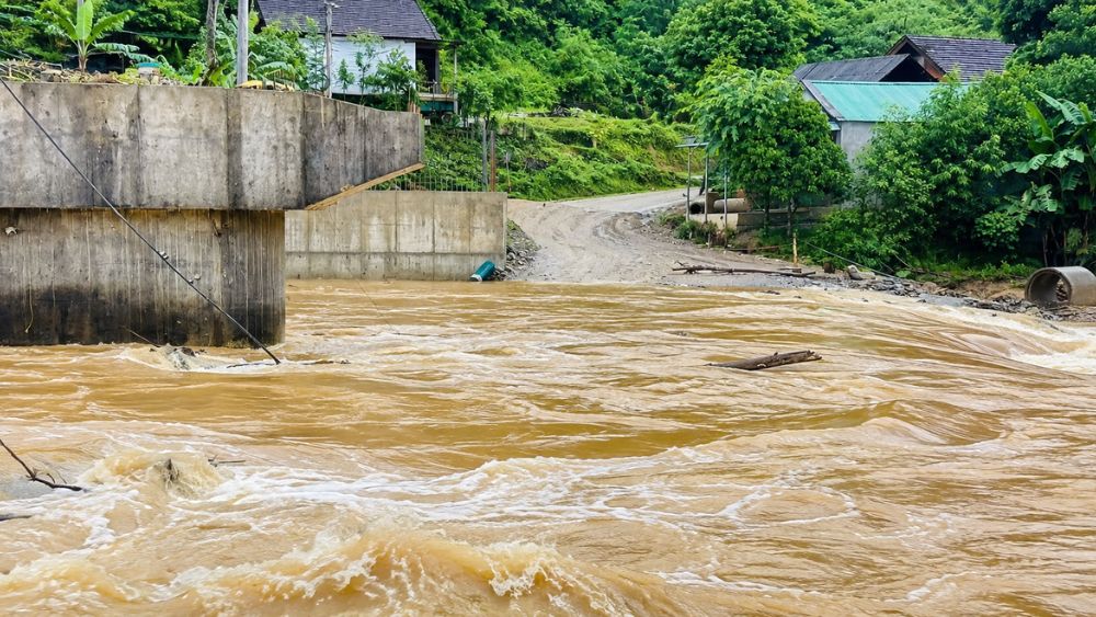 Mưa lũ dâng cao tại xã Tam Thái, Nghệ An, gây ngập cầu tràn, chia cắt nhiều bản và khiến hơn 350 học sinh phải tạm nghỉ học