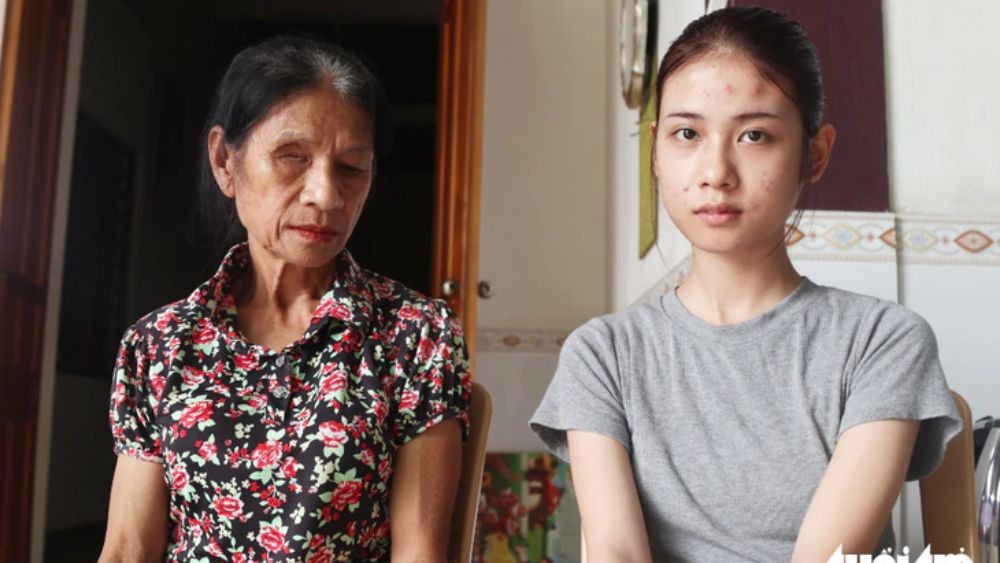 Tân sinh viên Nguyễn Thị Hiền được miễn học phí và trao học bổng sau câu chuyện cảm động về người mẹ nhẹ thị suốt 10 năm cõng con đến trường.