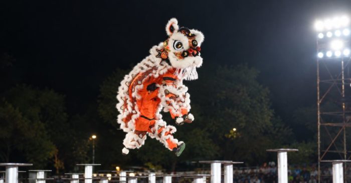 Múa lân trên giàn Mai Hoa Thung đòi hỏi kỹ thuật, thể lực và sự phối hợp ăn ý của người biểu diễn qua quá trình luyện tập bền bỉ.