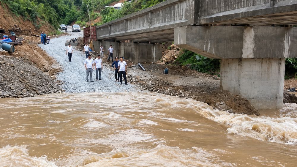 Nghệ An mưa lớn khiến nước khe Chà Lạp dâng cao, 5 bản vùng cao bị chia cắt, ảnh hưởng gần 2.700 người dân