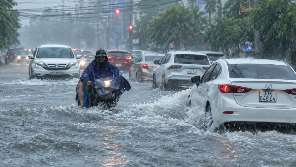 Mưa lớn gây ngập sâu tại Nghệ An, nhiều tuyến phố chìm trong nước, ô tô và xe máy chật vật di chuyển giữa biển nước.