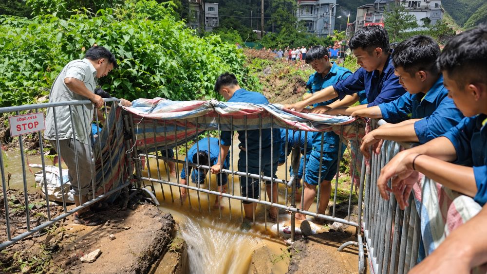 Đơn vị phụ trách thoát nước lên tiếng về vụ nam sinh ngã xuống cống tử vong tại Hà Nội sau mưa lớn. Những thông tin đáng chú ý về sự cố.