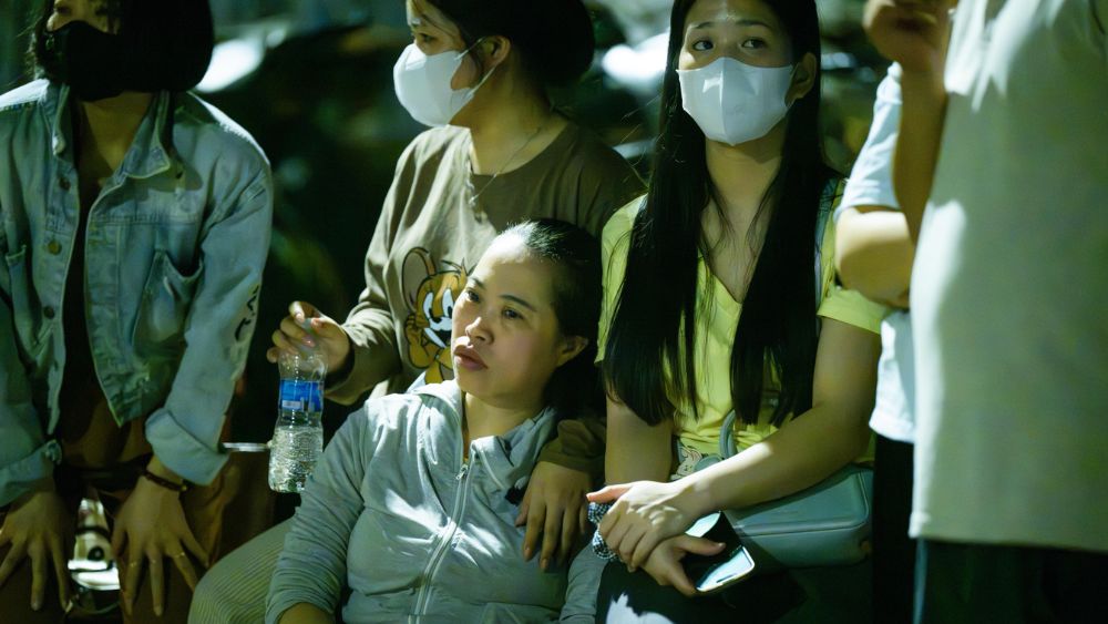 Nam sinh viên Hà Nội mất liên lạc khi đi qua đường ngập sâu, lực lượng chức năng xuyên đêm tìm kiếm, người mẹ chờ tin con.