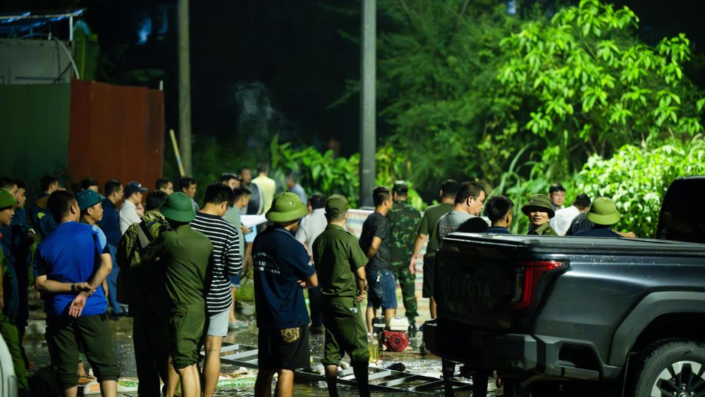 Nam sinh viên mất tích khi đi qua đường ngập sâu ở Hà Nội. Lực lượng chức năng xuyên đêm tìm kiếm, người mẹ ngóng tin con tại hiện trường.