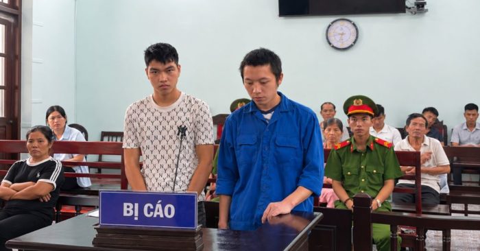 Hai bị cáo cùng lĩnh án sau vụ ném chai bia
