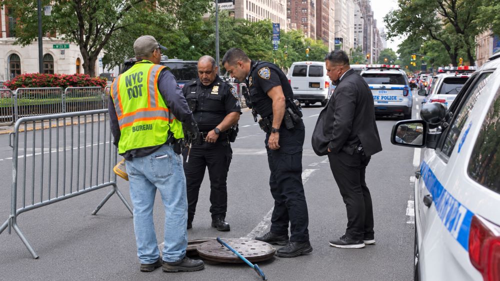 Phát hiện 2 nghi phạm chui lên từ nắp cống gần khách sạn ông Netanyahu thường lưu trú ở New York. Chi tiết vụ việc gây chú ý.